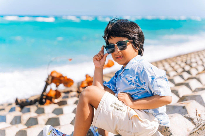 Cậu bé có tính cách năng động, vui vẻ.