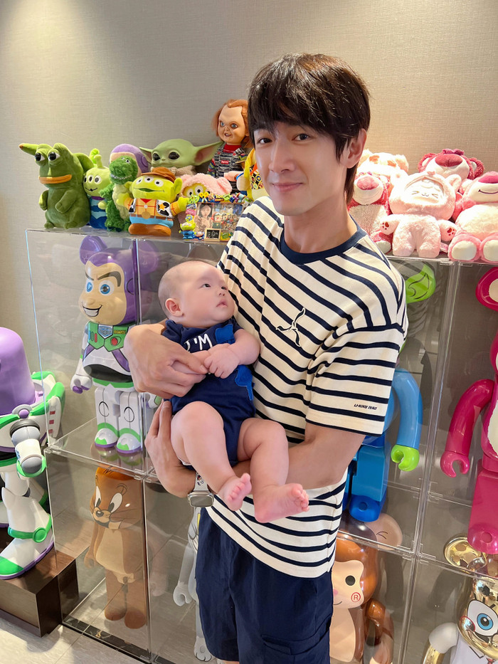 Lâm Canh Tân ôm bé rồng con đáng yêu