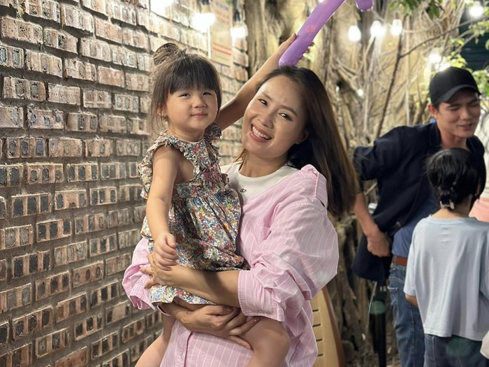 Hồng Diễm và con gái cưng là bé Kitty trong hậu trường bộ phim Trạm Cứu Hộ Trái Tim