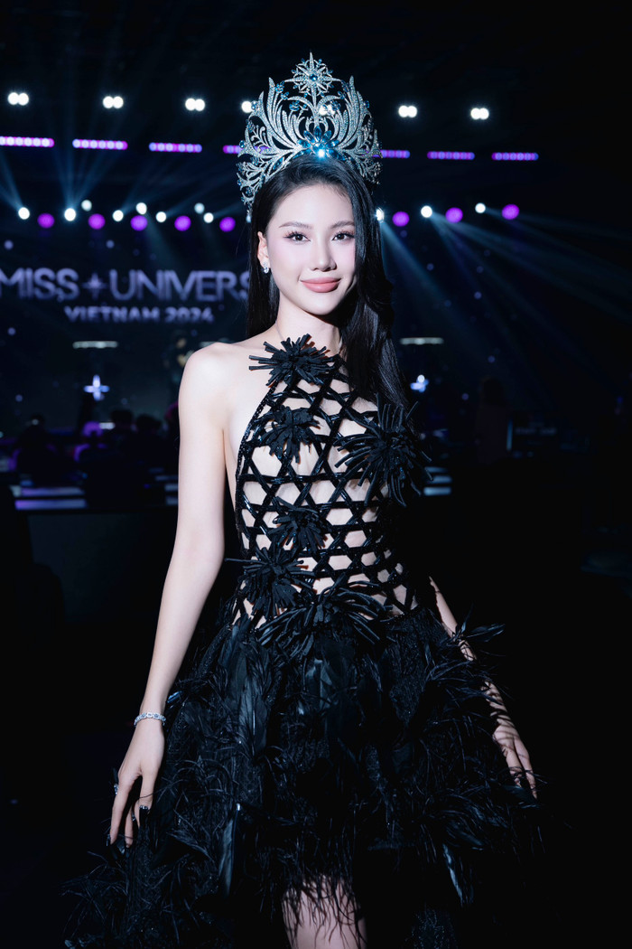 Nhiều thắc mắc xoanh quanh về giá trị và ý nghĩa của chiếc vương miện năm nay bởi chỉ vừa năm trước, vương miện của tân Miss Universe Vietnam 2023 có giá trị lên đến 2,1 tỷ đồng.