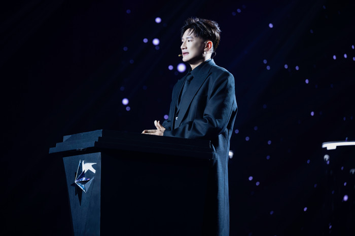 Dược sĩ Tiến đại diện nhà sản xuất trả lời các câu hỏi từ phía báo giới.