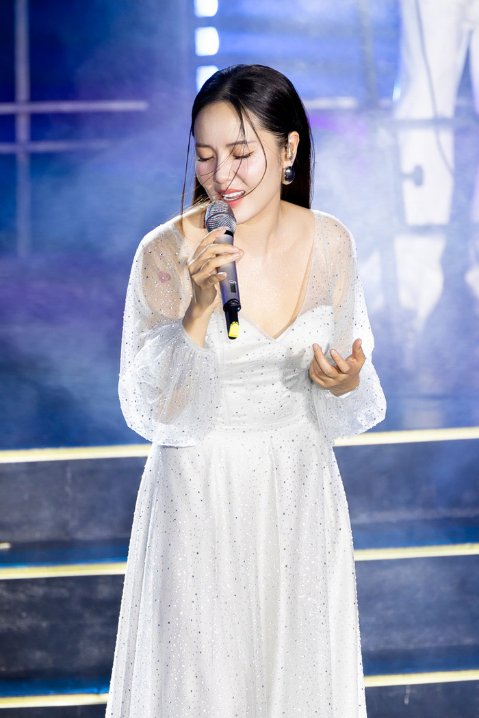 Màn trình diễn của cô sẽ được phát sóng vào 20h ngày 13/7 trên FPT Play, nữ ca sĩ mong muốn mọi người đón chờ sự trở lại của mình.