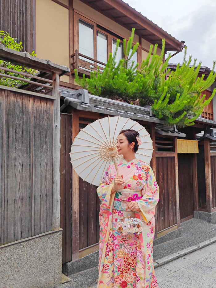 Nhan sắc bà mẹ 4 con khiến dân tình hết lời khen ngợi.