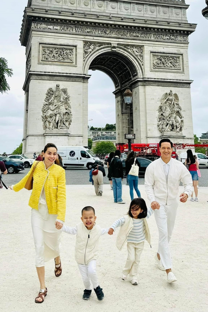 Gia đình của Hồ Ngọc Hà chụp ảnh tại Paris.