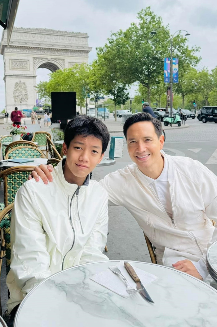 Subeo đi cùng mẹ qua Pháp và Thụy Điển. Khoảnh khắc anh chàng chụp ảnh cùng Kim Lý khiến nhiều người 'thả tim' nhiệt tình.