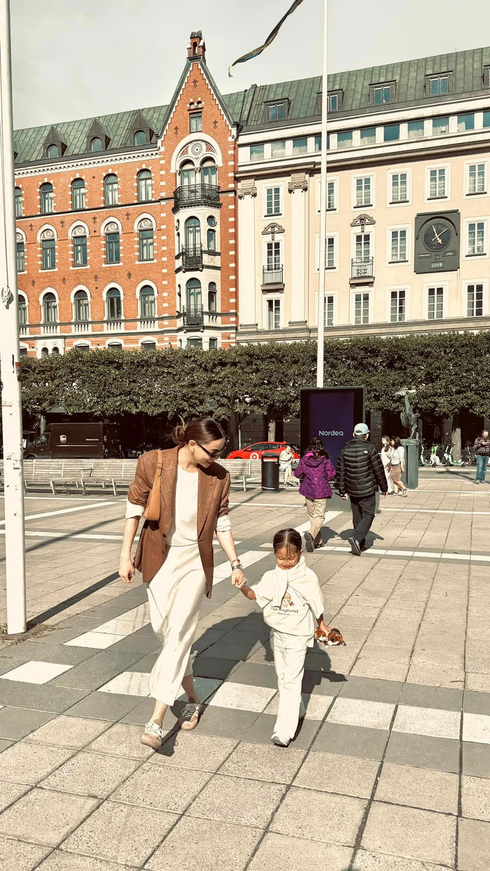 Hồ Ngọc Hà và con gái Lisa ở Thụy Điển.