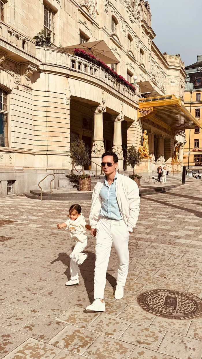 Kim Lý khoe ảnh nắm tay con gái khi đi dạo ở Thụy Điển.