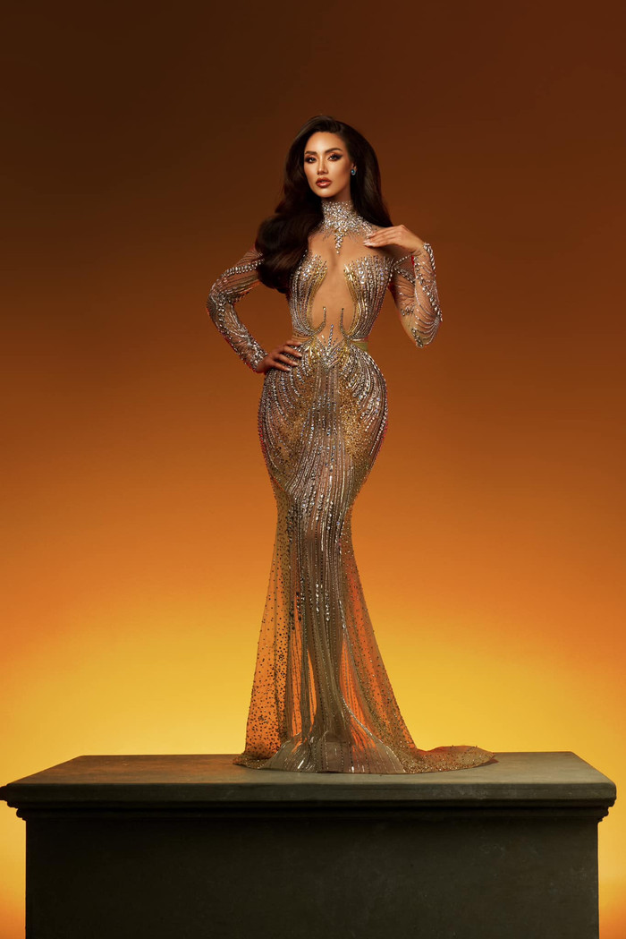 Về thiết kế, trang phục dạ hội Galaxy Gown được NTK Thượng Gia Kỳ sử dụng form dáng corset ôm sát vào thân hình chuẩn chỉnh giúp tôn lên đường cong ngút ngàn cho người diện. 