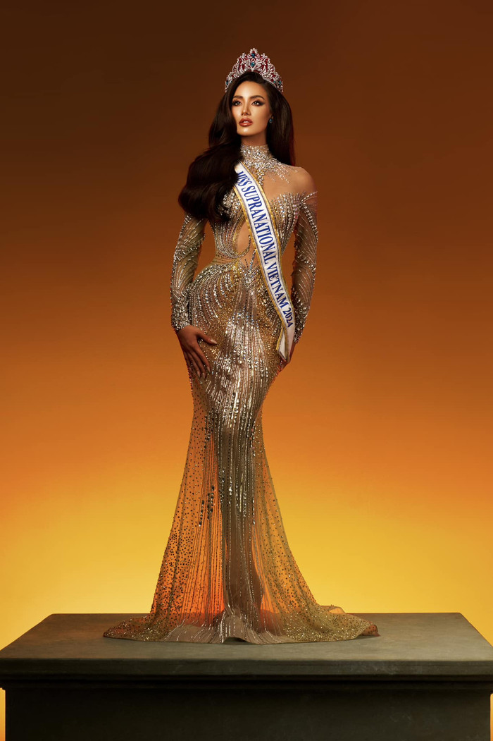 Thông qua bộ trang phục, Lydie Vũ mong muốn đại diện cho một vì tinh tú giữa ngân hà kỳ vĩ, không ngừng tỏa ra ánh sáng của sự quyền lực, khát vọng, đam mê và ý chí vươn lên với bạn bè năm châu.