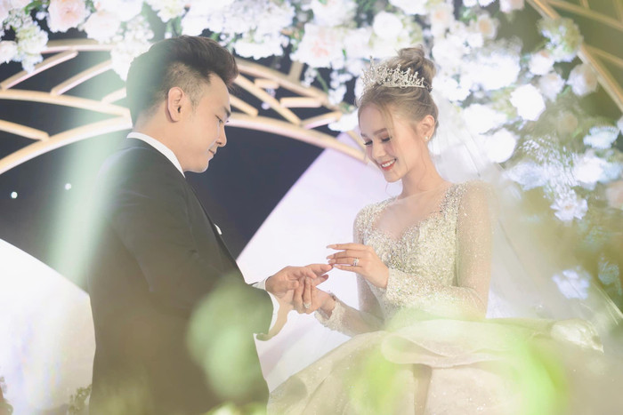 Xemesis từng gây xôn xao khi chi 28 tỷ để mua váy cưới cho Xoài Non. Ảnh: FBNV