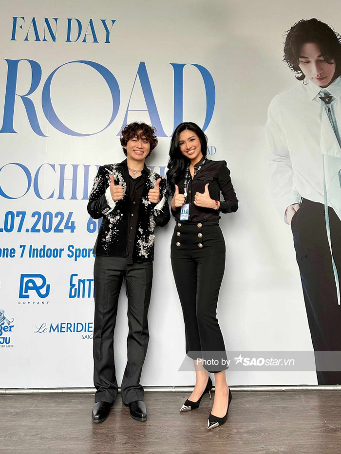 Siêu mẫu Huỳnh Thanh Tuyền chụp ảnh cùng Daesung.