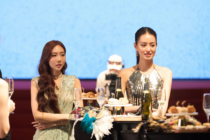 Du học sinh Yuna Vũ và Á hậu Bùi Khánh Linh xuất hiện với tư cách là người chơi trong chương trình Đảo Thiên Đường