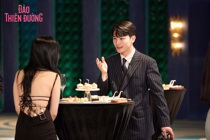 Cheon Minuk bừng sáng với visual thư sinh, là chàng trai sở hữu nhiều trái tim từ các cô gái nhất.