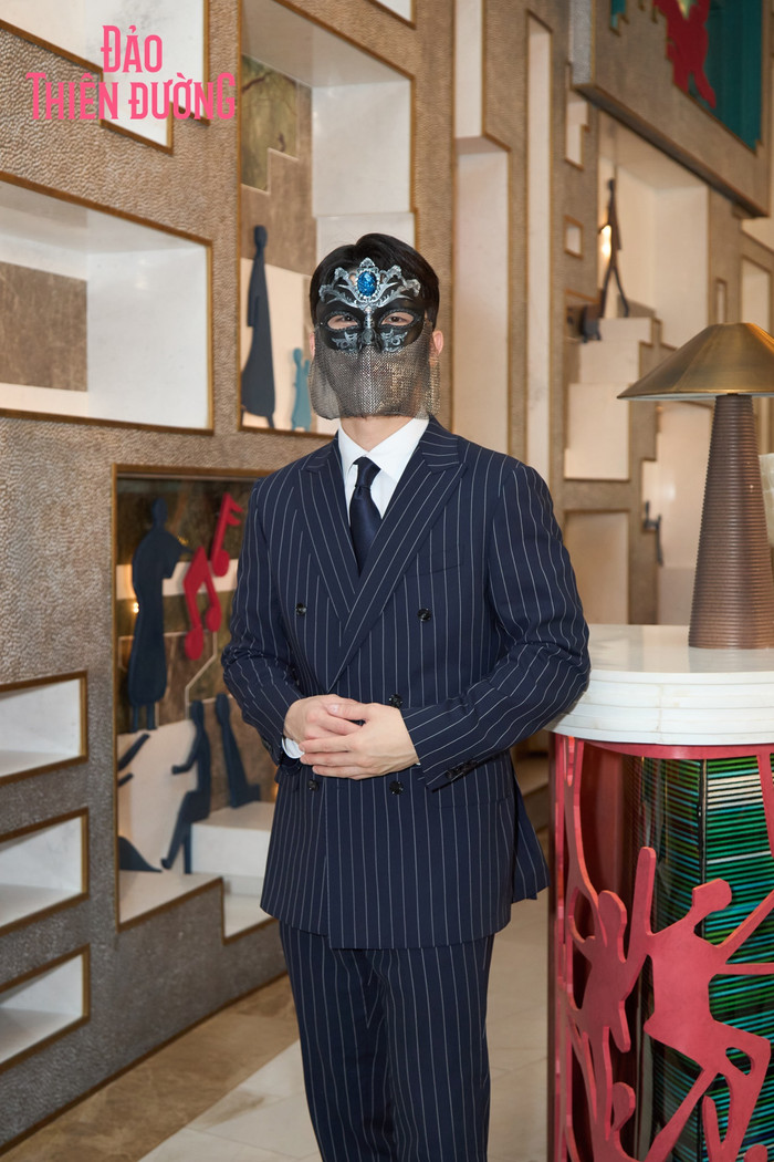 Các chàng trai ẩn mình sau lớp mặt nạ nhưng toát lên visual điển trai.