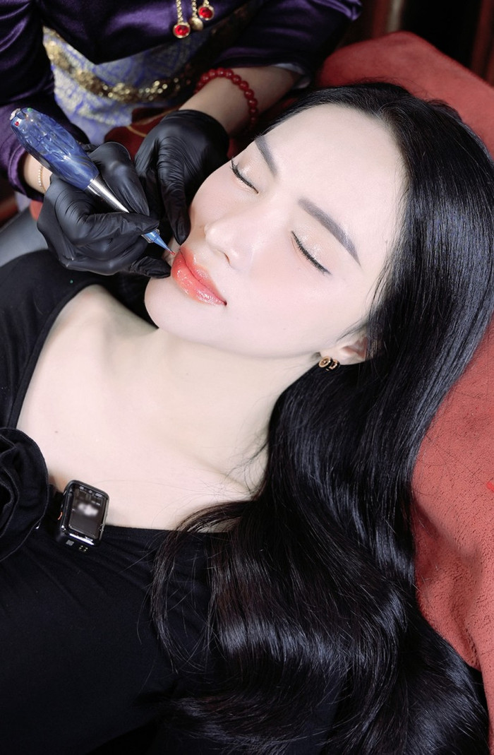 Hương Giang bất ngờ can thiệp thẩm mỹ.