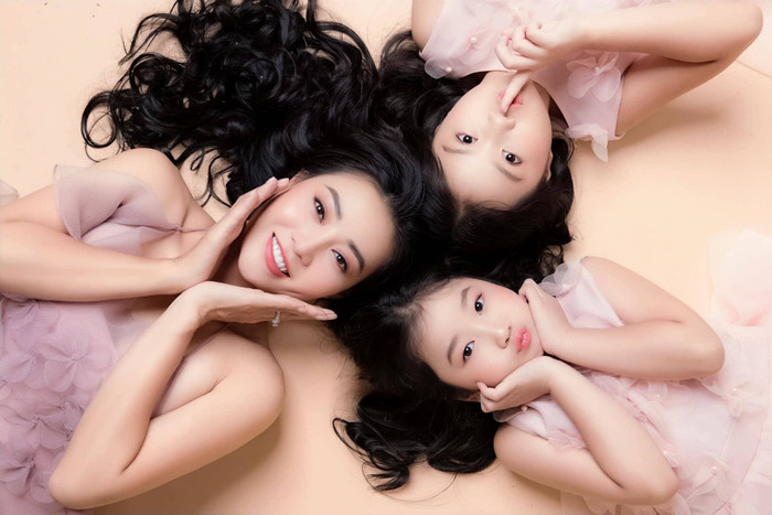 Thanh Hương bên 2 cô công chúa đáng yêu.