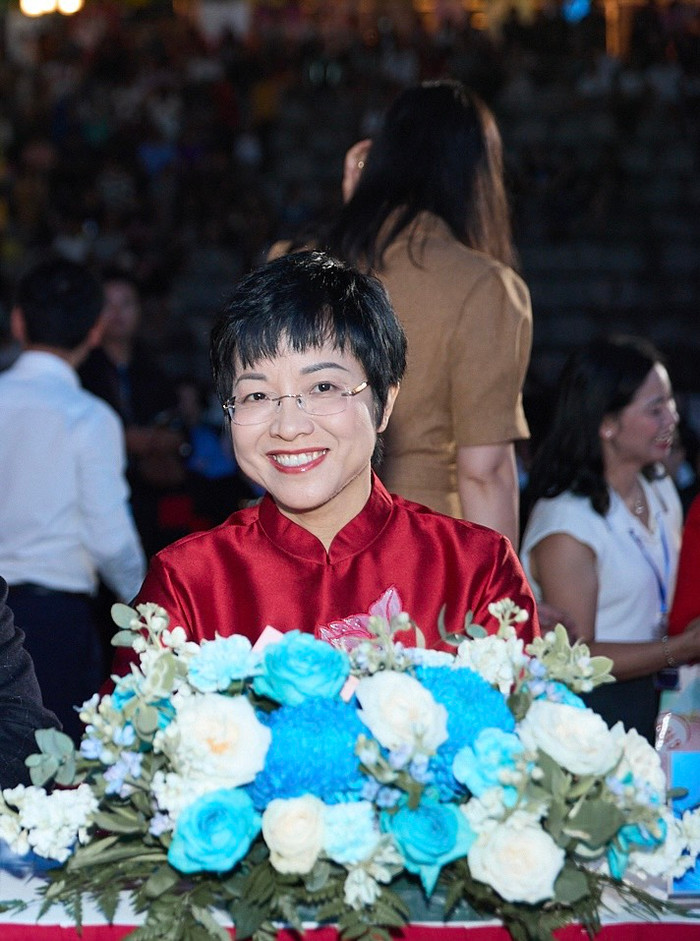 MC Thảo Vân nổi bật trong bộ trang phục màu đỏ với nụ cười toả nắng, trẻ trung.