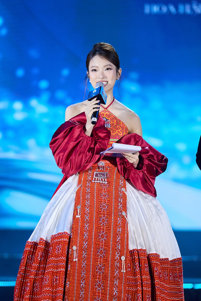 MC 7 thứ tiếng Khánh Vy dẫn dắt chương trình cực khéo, nhan sắc nữ MC chiếm trọn spotlight trên sân khấu.