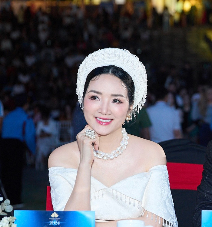 Giáng My chọn thiết kế với màu sắc nhẹ nhàng thoải mái phù hợp với thông điệp cuộc thi.