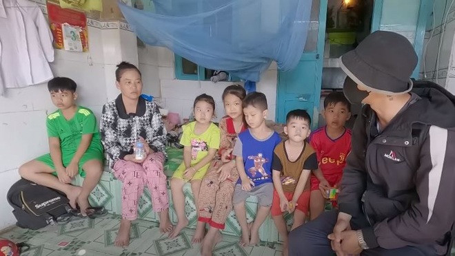 Chị Hồng San và đàn con thơ