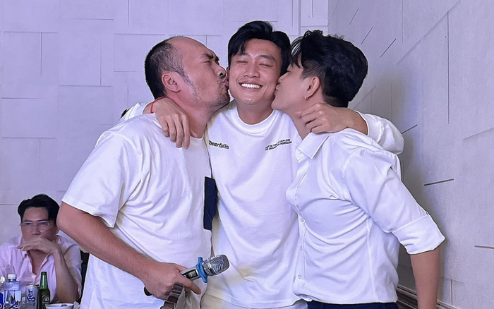 Quốc Trường được Tiến Luật, TiTi (HKT) hôn má khi đi chơi cùng nhau. Cả ba có mối quan hệ vô cùng thân thiết. Ảnh: FBNV