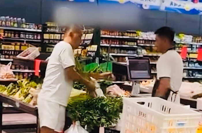 Thấy rau không tươi, ông chú hồn nhiên lặt rau giữa siêu thị và cái kết bất ngờ Ảnh 2