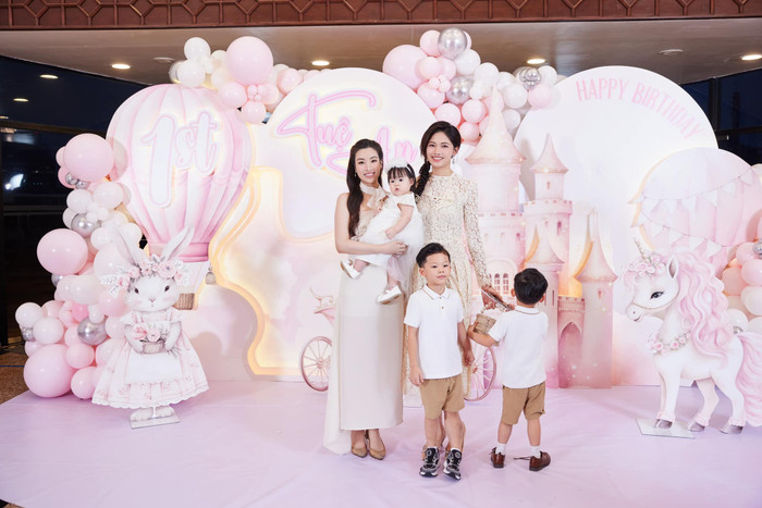 Đỗ Mỹ Linh bế con gái, vui vẻ chụp ảnh cùng Thanh Tú. Ảnh: FBNV