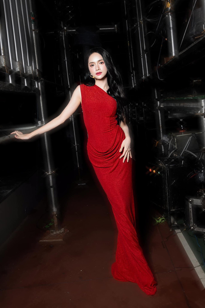 Hương Giang quyến rũ và thăng hạng phong thái, khí chất đằm thắm trong bộ váy lệch vai màu đỏ, ôm sát, để lộ hình thể tựa 'đồng hồ cát'. Điểm sáng cho lần xuất hiện này còn nằm ở nước da trắng sáng như gương, không chút khuyết điểm của cựu Hoa hậu Chuyển giới Quốc Tế.