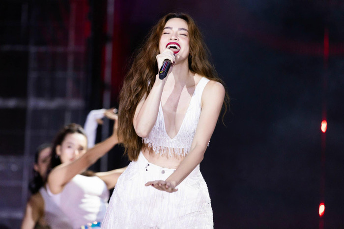 Xuất hiện tại một sự kiện âm nhạc, Hồ Ngọc Hà quyến rũ tột độ trong nguyên cây trang phục trắng đính tua rua bắt mắt, tạo hiệu ứng chuyển động. Không những vậy, phần áo croptop còn được thiết kế khoét sâu, để lộ 'tuyết lê' phồn thực, đẩy đà cùng vòng eo nhỏ xíu của bà mẹ 3 con.