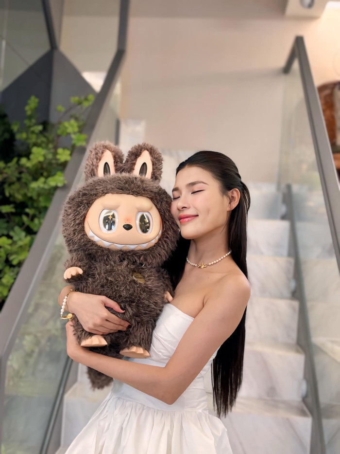 Thúy Diễm khoe món quà do chồng tặng.