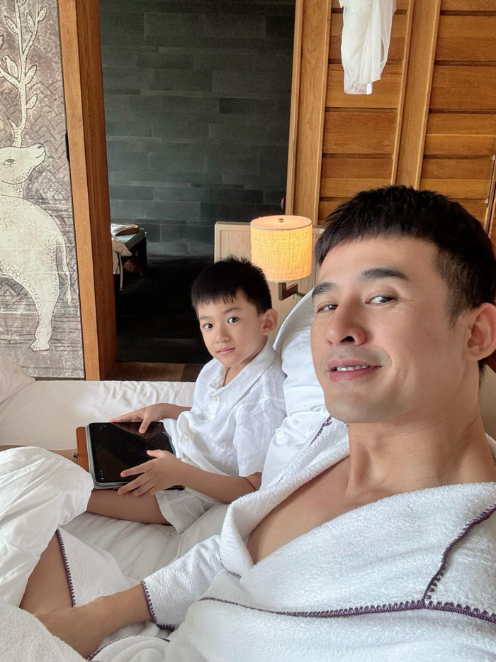 Ông xã Thúy Diễm bên con trai.