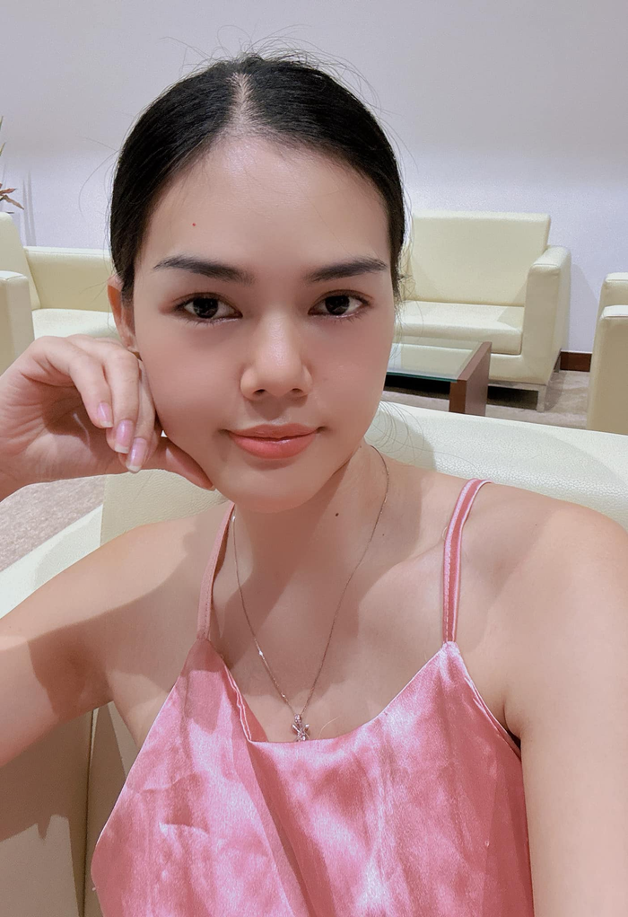 Gần đây, Ngọc Trinh không còn chụp ảnh để cả thân hình trước ống kính mà thường xuyên diện váy đầm thùng thình để che chắn vòng 2. Ngoài ra, gương mặt của người đẹp cũng có phần phúng phính hơn so với mọi khi. 