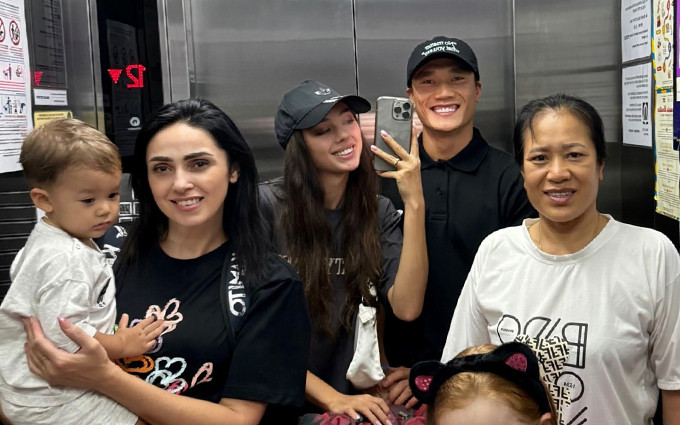 Mẹ vợ Bùi Tiến Dũng: U50 vẫn trẻ măng, được gọi là 'người bà đẹp nhất thế giới' Ảnh 2