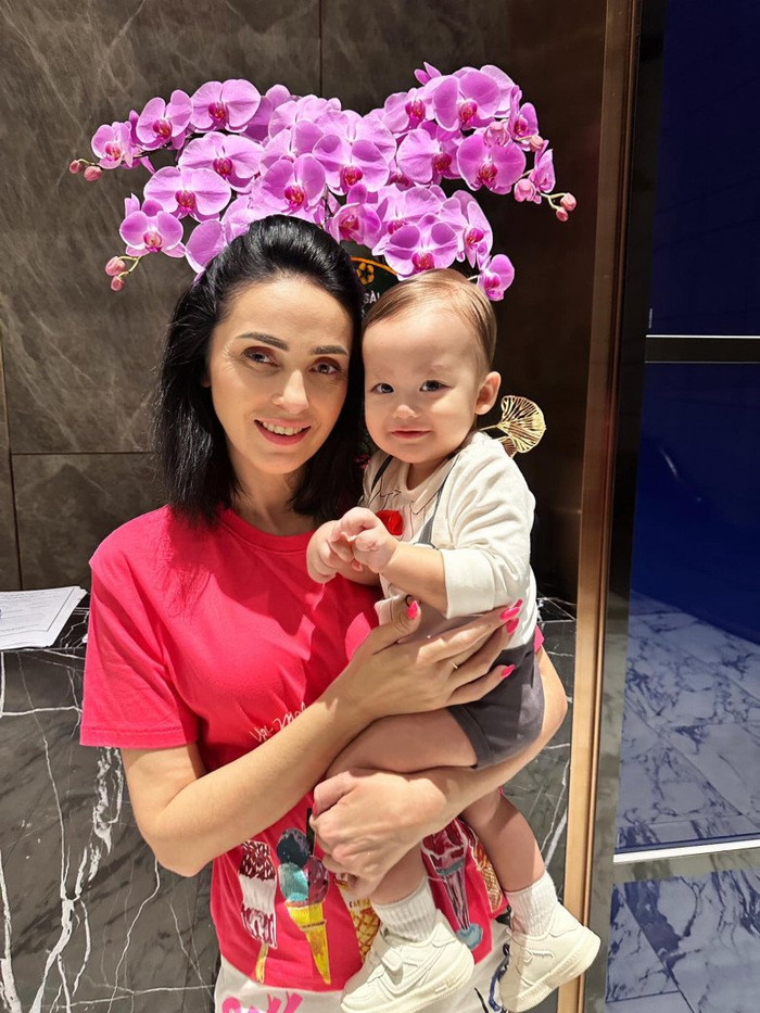 Vợ Bùi Tiến Dũng cũng không ít lần thể hiện sự tự hào về vẻ đẹp của mẹ ruột, thậm chí có lần cô còn gọi mẹ với biệt danh 'người bà đẹp nhất thế giới'.