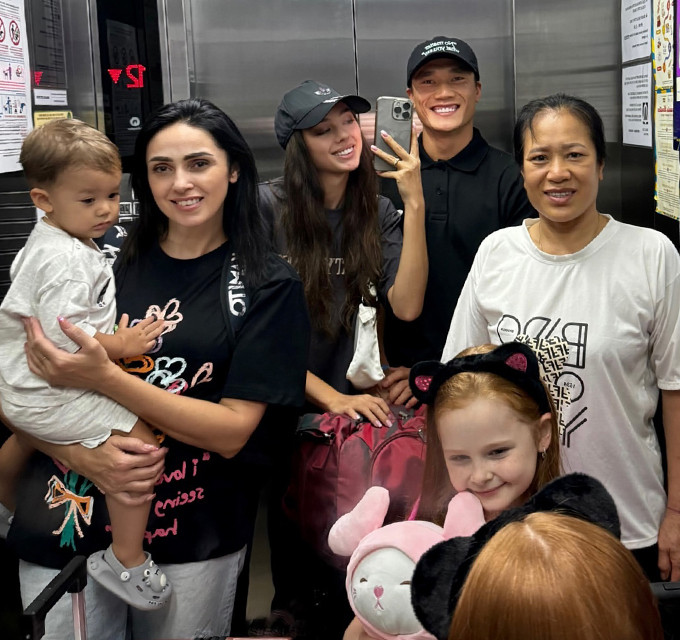 Không riêng gì vợ chồng Bùi Tiến Dũng, các thành viên trong gia đình cũng luôn nhận được sự quan tâm đặc biệt từ cộng đồng mạng. Trong số đó, mẹ vợ Bùi Tiến Dũng - bà Natalya Leshchishina không ít lần khiến dân tình phải trầm trồ với chiếc nhan sắc trẻ mãi, không có dấu hiệu lão hóa với thời gian.