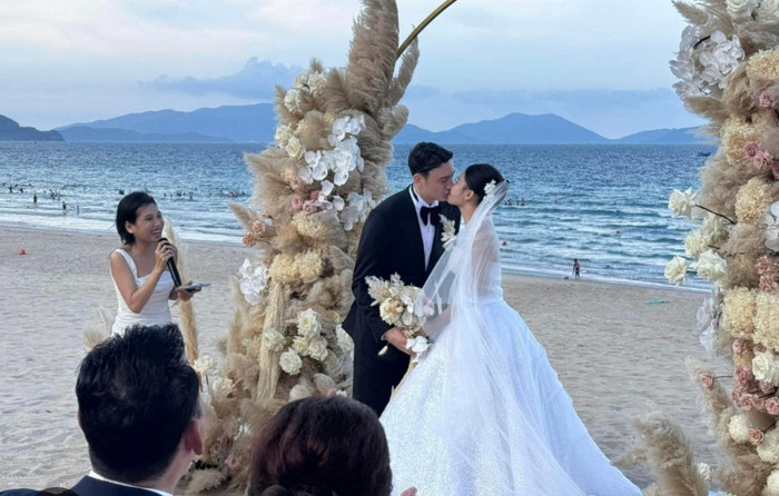 Cặp đôi khoá môi trong khung cảnh lãng mạn.