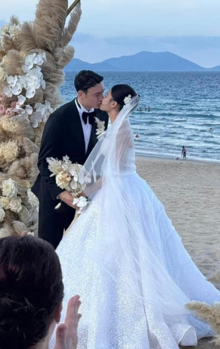 Những bức hình hiếm hoi trong hôn lễ Đặng Văn Lâm - Yến Xuân được hé lộ.