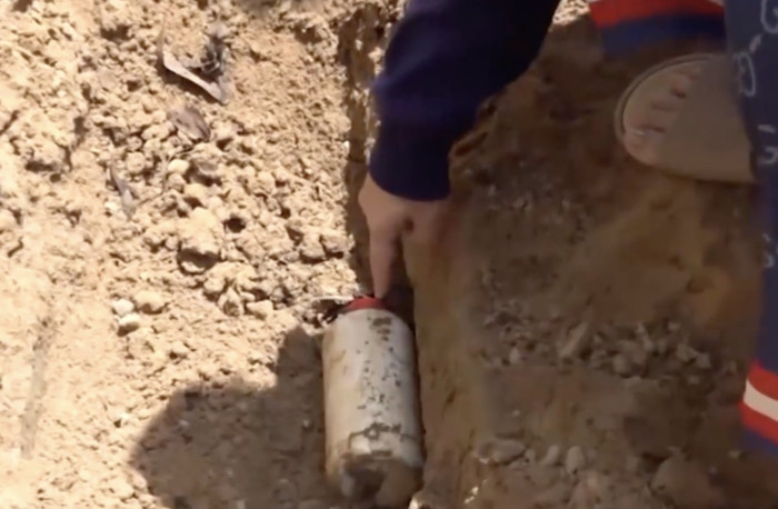 Chai chứa Xyanua được công an tìm thấy theo lời khai của Bích