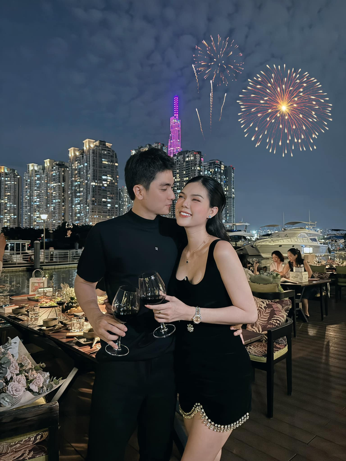 Ngọc Trinh hạnh phúc bên chồng điển trai. Cô cho biết chồng rất yêu thương và chiều chuộng mình hết mức. 