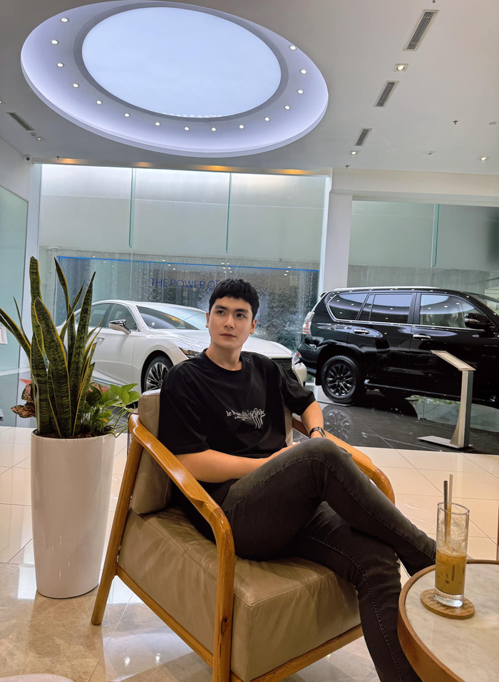 Cách đây không lâu, chồng Ngọc Trinhheck-in tại một showroom ô tô. Bạn bè còn nhắn nhủ nam diễn viên nên lựa chọn thật kỹ lưỡng. 