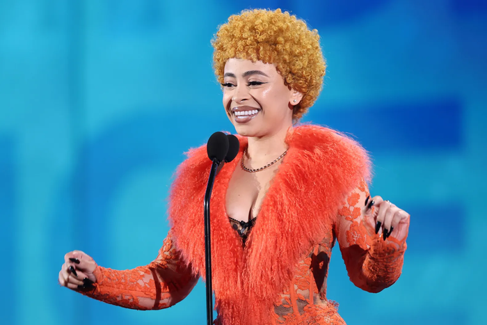 Nữ ca sĩ có hành động tinh tế khi thấy khán giả chế giễu ca khúc của Taylor Swift Ảnh 1