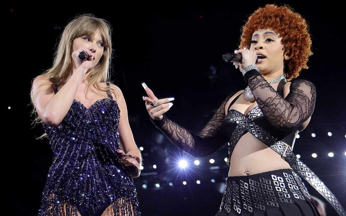 Nữ ca sĩ có hành động tinh tế khi thấy khán giả chế giễu ca khúc của Taylor Swift Ảnh 2