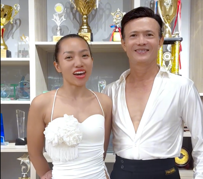 Vận động viên Minh Tuệ và Ngọc Trâm lộ rõ biểu cảm vui vẻ, chờ đợi giải đấu WDSF WORLD CHALLENGE CUP. Ảnh: Chụp màn hình