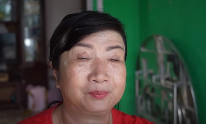 Đôi mắt của chị Tư rất nhỏ, mở mà nhìn như nhắm