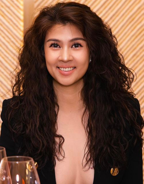 Kim Thư trẻ trung, gợi cảm ở tuổi U50.