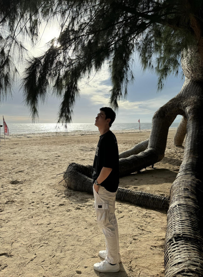Quần túi hộp cũng là một trong số những sự lựa chọn được Thiên Tây ưa chuộng. Anh kết hợp nó với áo thun form rộng và giày thể thao. Màn phối đồ này khiến nam diễn viên toát lên tinh thần bụi bặm, đường phố.