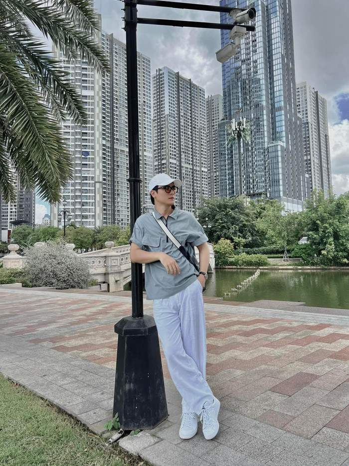Đa phần, những món thời trang được chồng Ngọc Trinh lựa chọn thường theo tông màu đơn sắc, không có quá nhiều hoạ tiết. Form dáng lẫn chất liệu của từng thiết kế cũng đảm bảo tính thoải mái, dễ dàng trong việc di chuyển.