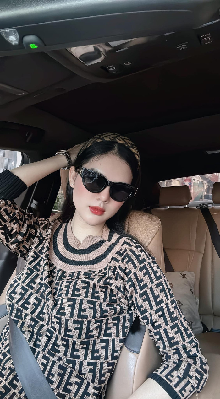 Trong dịp xuống phố gần nhất, Ngọc Trinh ưu ái diện cho mình thiết kế trễ vai Logo Print Off Shoulder Sweater Dress đến từ nhà mốt Fendi. Mặt vải được đục lỗ siêu nhỏ giúp người mặc tránh được tình trạng bí bách. Được biết, sản phẩm có giá lên kệ khoảng 33 triệu đồng.