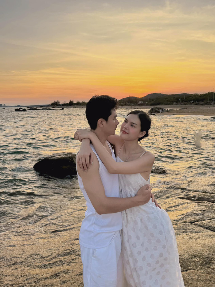 Khi sóng đôi bên chồng, Ngọc Trinh yêu thích sự đồng điệu trong bảng màu trang phục. Cô sắm cho mình mẫu váy dạo biển hở lưng dây mảnh.  