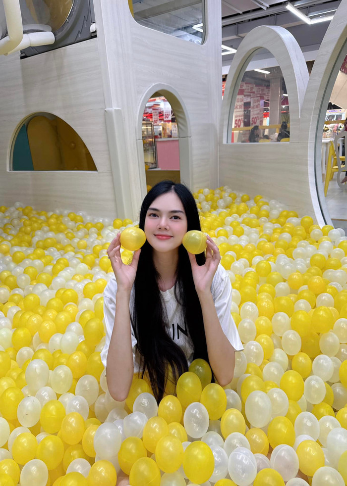 Song song các mẫu váy điệu đà, mẹ bầu cũng chăm diện bản phối áo phông và quần lưng thun sành điệu.  